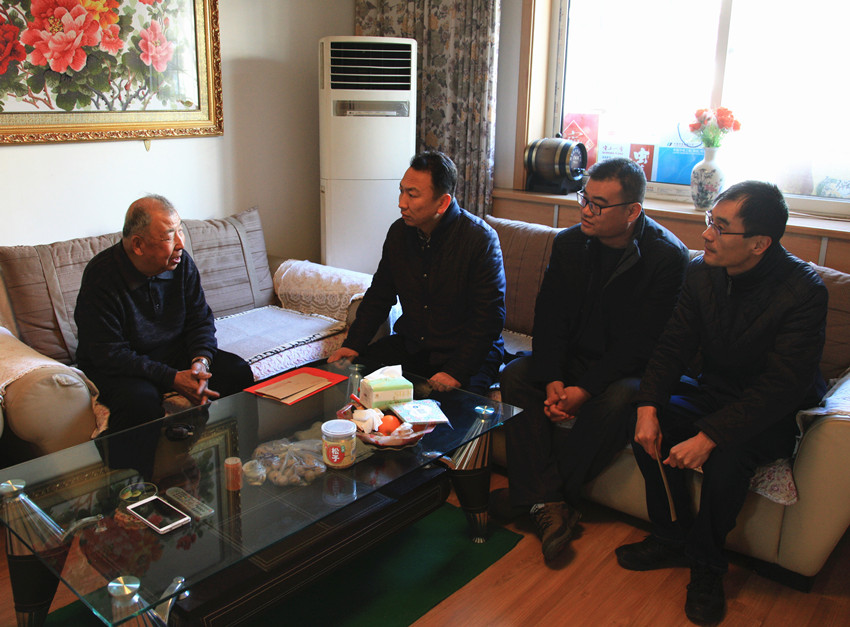 開展黨內(nèi)關(guān)懷 慰問老黨員和生活困難黨員