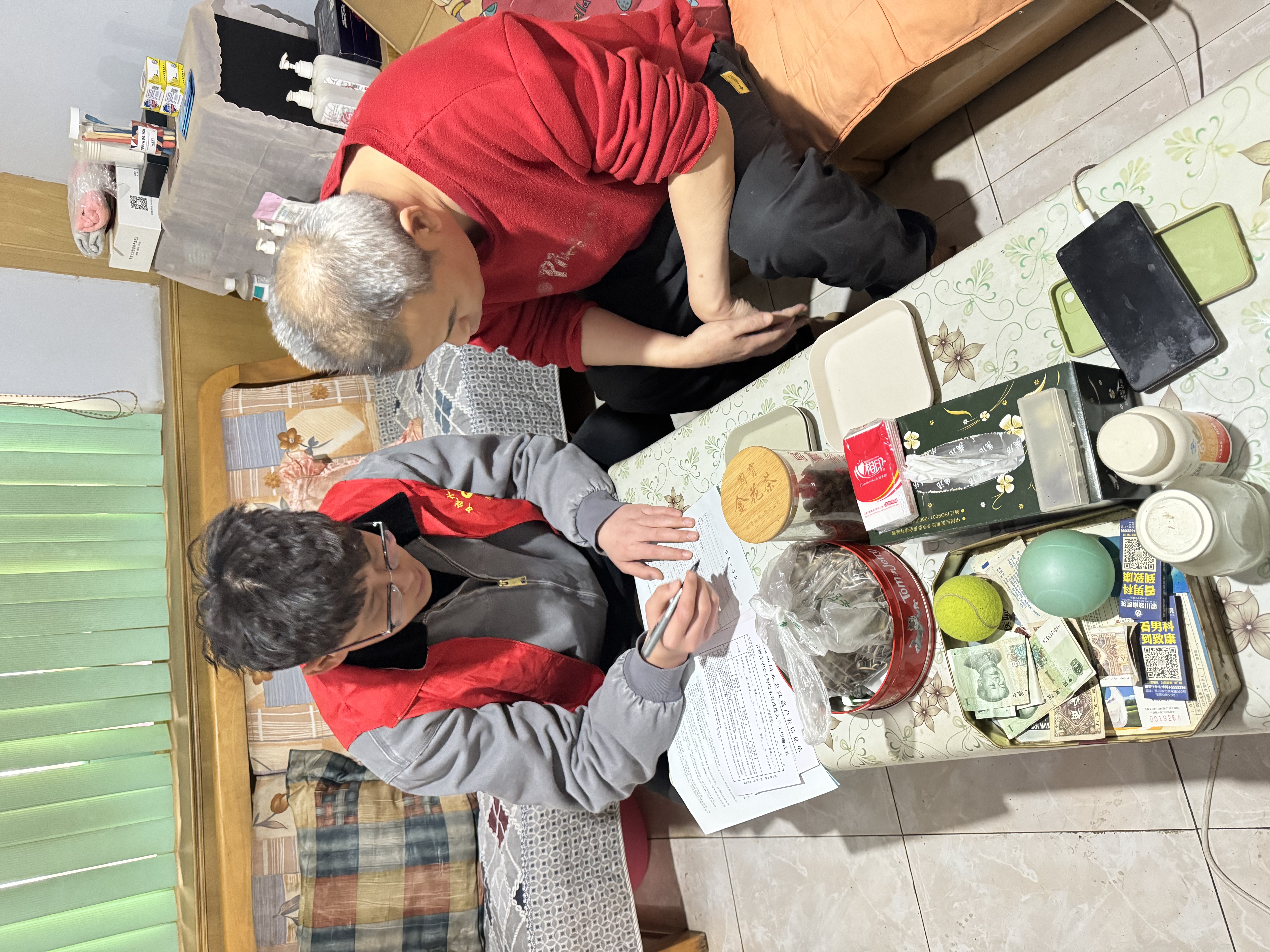 2.清泉潤心 鄭善心幫用戶填寫表單 宣傳節水知識.jpg